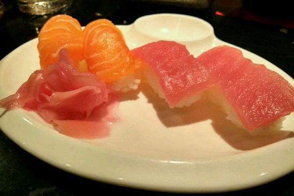 Sushi cá hồi và sushi cá ngừ tại nhà hàng Mặt Trời Đỏ AKATAIYO 